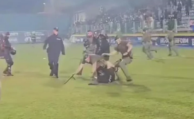 (VIDEO) POLICIJA REAGOVALA U SEKUNDI Huligani nasrnuli na igrače Sarajeva poslije utakmice
