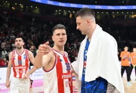 (VIDEO) LIJEPA SLIKA ZA KRAJ Igrači Zvezde i Budućnosti u prijateljskom zagrljaju