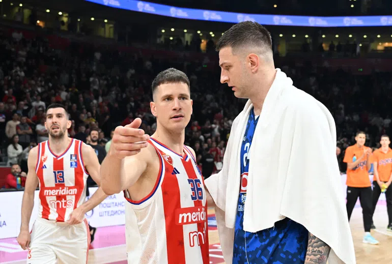 (VIDEO) LIJEPA SLIKA ZA KRAJ Igrači Zvezde i Budućnosti u prijateljskom zagrljaju