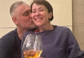 Ljubi misterioznu ženu: Čeda Jovanović objavio neobičnu fotografiju, pa otkrio ko je dama koja mu sjedi u krilu