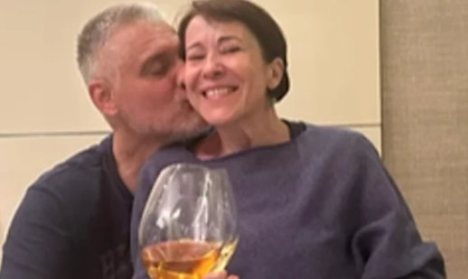 Ljubi misterioznu ženu: Čeda Jovanović objavio neobičnu fotografiju, pa otkrio ko je dama koja mu sjedi u krilu