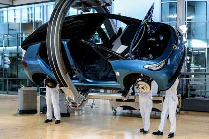 “PROIZVODNJA  BI MOGLA STATI” Direktori najvećih kompanija podigli uzbunu, automobilska industrija ozbiljno ugrožena