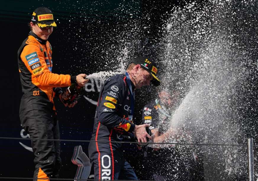 Tri prvoplasirana vozača formule 1 slave uz šampanjac nastup u Imoli