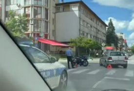 (VIDEO) Policija obavlja uviđaj: Saobraćajna nesreća u Banjaluci, sudarili se "golf" i motor