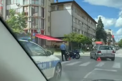(VIDEO) Policija obavlja uviđaj: Saobraćajna nesreća u Banjaluci, sudarili se "golf" i motor