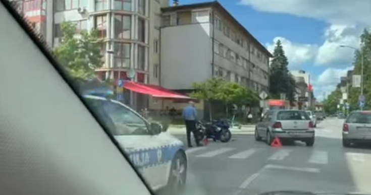 (VIDEO) Policija obavlja uviđaj: Saobraćajna nesreća u Banjaluci, sudarili se "golf" i motor
