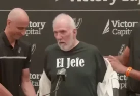 (VIDEO) IZAZVAO OSMIJEHE PRISUTNIH Legendarni trener Sparsa se pojavio prvi put nakon moždanog udara i ODUŠEVIO SVE