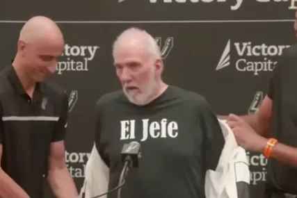 (VIDEO) IZAZVAO OSMIJEHE PRISUTNIH Legendarni trener Sparsa se pojavio prvi put nakon moždanog udara i ODUŠEVIO SVE