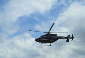 "Vatrogasci su na terenu, gori nisko rastinje i trava" MUP RS poslao helikopter da gasi požar u Trebinju