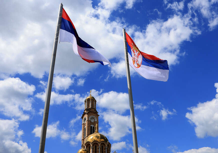 hram hrista spasitelja , zastave srbije i srpske