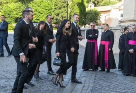 (FOTO) Žena premijera Crne Gore U USKOJ HALJINI U VATIKANU: Ovako je izgledao susret s novim papom