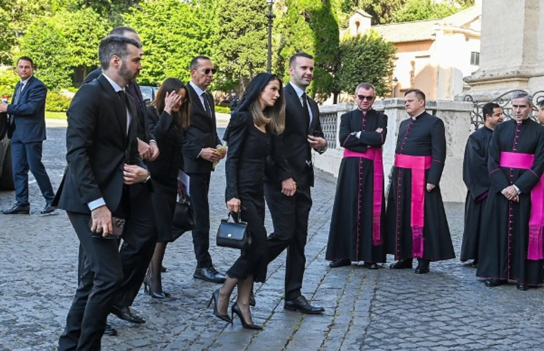 Žena Milojka Spajića u uskoj haljini kod novog pape