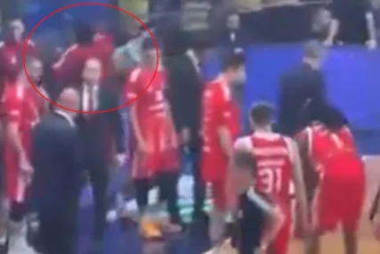 (VIDEO) NIJE IM OSTAO DUŽAN Varvari zasuli igrače Zvezde, Kalinić uzeo predmet i vratio im ga na tribine
