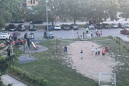 Kada SISTEM ZAKAŽE, građani se organizuju: Roditelji u najvećem banjalučkom naselju preuzeli stvar u svoje ruke i prave BEZBJEDNIJE IGRALIŠTE