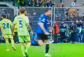 (VIDEO) OVO NISMO VIDJELI U PRENOSU Fudbaler Barselone na sraman način PLJUNUO heroja Intera, niko ne zna zbog čega je to uradio
