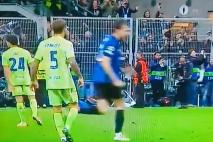 (VIDEO) OVO NISMO VIDJELI U PRENOSU Fudbaler Barselone na sraman način PLJUNUO heroja Intera, niko ne zna zbog čega je to uradio