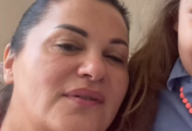 (FOTO) "Kada bih smanjila grudi, izgledala bih mršavije" Ova pjevačica nije radila nijednu ESTETSKU OPERACIJU, pokazala lice bez šminke