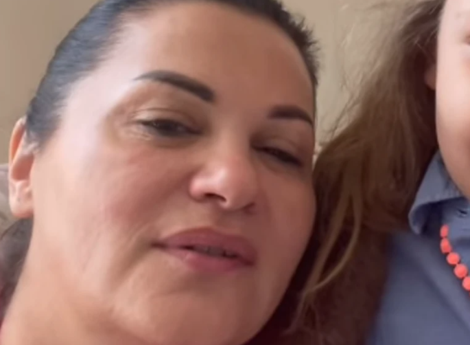 (FOTO) "Kada bih smanjila grudi, izgledala bih mršavije" Ova pjevačica nije radila nijednu ESTETSKU OPERACIJU, pokazala lice bez šminke