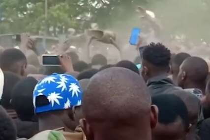 (VIDEO) NEMILE SCENE U KENIJI Predsjednika gađali cipelom na javnom skupu, kamere sve "uhvatile"