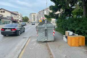 kontejner na trotoaru i biciklističkoj stazi Lauš