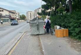 (FOTO) Banjalučka KOMUNALNA (NE)BRIGA u punom sjaju: Kontejneri na pješačkoj i biciklističkoj stazi, pa se ti snalazi kako znaš