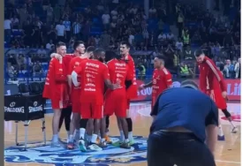 (VIDEO) Atmosfera "linča" u Podgorici: Navijači Budućnosti "zasuli" igrače Zvezde raznim predmetima, žestoko izvrijeđana Nedovićeva supruga