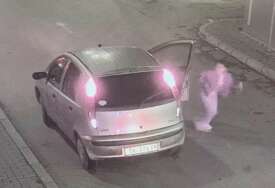 (FOTO) Na glavi kačket, oko vrata torbica: Ovo je lopov koji je UKRAO AUTOMOBIL sa djevojčicom (12)