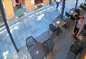 Nakon premišljanja, UZEO GA I STAVIO U DŽEP: Nadzorne kamere snimile lopova kako krade telefon sa stola u restoranu