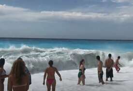 (FOTO) "Taj strah kad me je 2 puta poklopio talas, NE MOGU DA OPIŠEM" Iskustva Srba s popularne plaže u Grčkoj na kojoj se juče utopio mladić opominju i spasavaju živote
