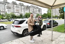 (FOTO) Osmijeh mu ne silazi s lica: Ljuba Perućica U BIJESNOM DŽIPU stigao u porodilište po ženu i kćerku