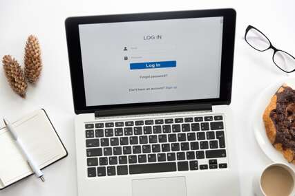 Facebook na laptopu
