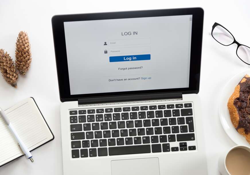Facebook na laptopu