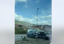 (VIDEO) POVRIJEĐENA JEDNA OSOBA Saobraćajna nesreća u Mostaru, učestvovala 2 auta