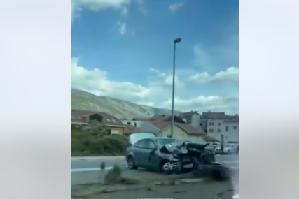(VIDEO) POVRIJEĐENA JEDNA OSOBA Saobraćajna nesreća u Mostaru, učestvovala 2 automobila