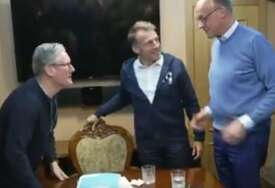 (FOTO) Stigao odgovor iz Jelisejske palate: Objavljene fotografije koje demantuju navode Kremlja da je Makron koristio kokain u vozu za Ukrajinu