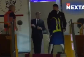 (VIDEO) Panika i želja da se SAKRIJE KROZ SVAKI DETALJ: Pogledajte šta otkriva govor tijela Makrona i Brižit