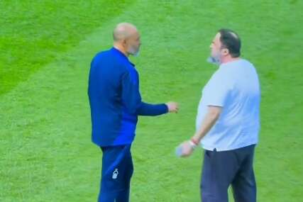 (VIDEO) Događaj koji je izazvao mnogo pažnje: Otkriven razlog zbog kojeg je vlasnik Notingema "uletio" u teren i "izribao" trenera šumara