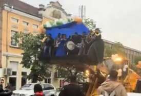 (VIDEO) "Met Gala verzija za Balkance" Maturantkinja na proslavu STIGLA U KAŠICI BAGERA, trubači je pratili do ulaza