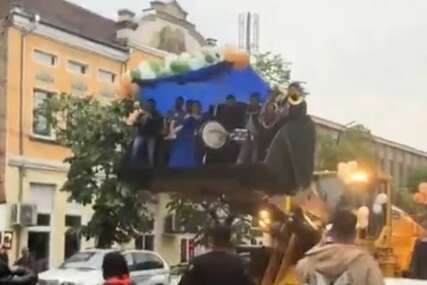 (VIDEO) "Met Gala verzija za Balkance" Maturantkinja na proslavu STIGLA U KAŠICI BAGERA, trubači je pratili do ulaza