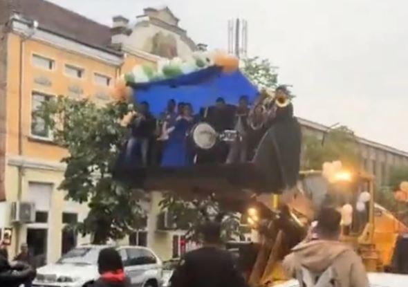 djevojka na maturu došla u kašici bagera
