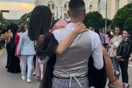 (VIDEO) Džentlmenski POTEZ MATURANTA iz Banjaluke oduševio sve: Djevojka se spotakla o haljinu, pa je drug PONIO U NARUČJU do svečane sale