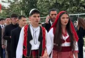 (FOTO) "Imamo najpristojniju omladinu na svijetu" Maturanti u Kosovskoj Kamenici obukli ALBANSKU NARODNU NOŠNJU, pa izazvali “karambol” na mrežama