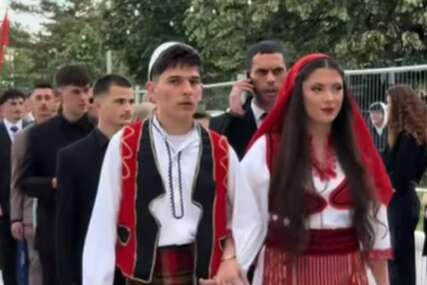(FOTO) "Imamo najpristojniju omladinu na svijetu" Maturanti u Kosovskoj Kamenici obukli ALBANSKU NARODNU NOŠNJU, pa izazvali “karambol” na mrežama
