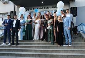 (VIDEO, FOTO) Blještavilo, glamur i mladost: Maturanti Tehničke škole prošetali ulicama Banjaluke, SLAVLJE MOŽE DA POČNE