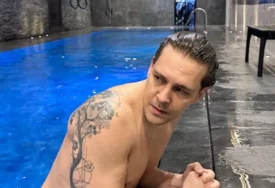 (FOTO) Srpski glumac POKAZAO MIŠIĆAVO TIJELO: Miloš Biković  se skinuo, svima "oči bode" i OGROMNA TETOVAŽA