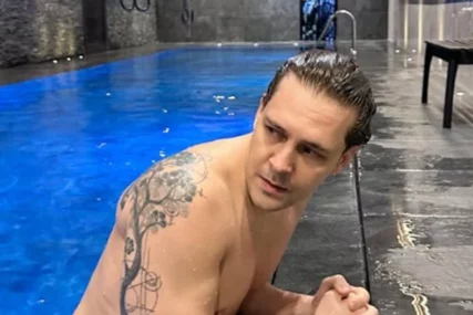 (FOTO) Srpski glumac POKAZAO MIŠIĆAVO TIJELO: Miloš Biković  se skinuo, svima "oči bode" i OGROMNA TETOVAŽA