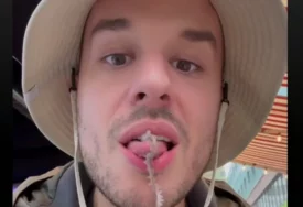 (VIDEO) Mnogi bi se zgadili, ali ne i Miomir: Svjetski putnik pojeo ŽIVU HOBOTNICU, životinja cijelo vrijeme pokušala da IZMIGOLJI IZ TANJIRA