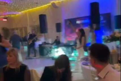 (VIDEO) "To mila, nek znaju da sa tobom nema šale" Mlada IZVADILA PIŠTOLJ NA SVADBI, pa zapucala, komentaru samo "pljušte"