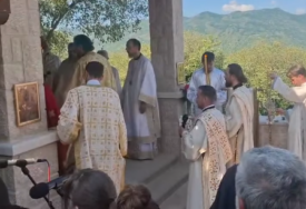 (FOTO) Liturgiji prisustvovala rijeka ljudi: Ovako je Sveti Vasilije Ostroški proslavljen u rodnom selu Mrkonjići