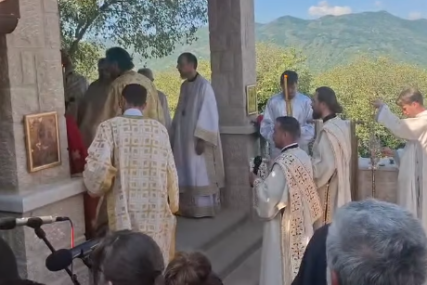 (FOTO) Liturgiji prisustvovala rijeka ljudi: Ovako je Sveti Vasilije Ostroški proslavljen u rodnom selu Mrkonjići